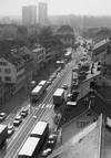 Verkehr dominiert heute in vielen Gemeinden das Ortsbild. Ein Blick auf die zentrale Verkehrsachse in der Vorortsgemeinde Birsfelden Ende des 20. Jahrhunderts.