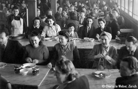 Speisesaal im Flüchtlingslager Bienenberg, 1940er-Jahre