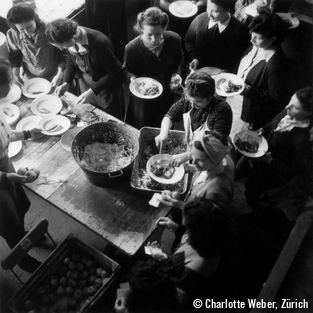 Speiseausgabe im Flüchtlingslager Bienenberg, 1940er-Jahre