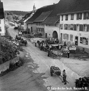 Kirschenablieferung in Arisdorf, 1937