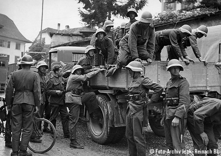 Soldaten in einem Baselbieter Dorf während des Zweiten Weltkriegs