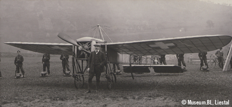 Oskar Bider vor einem Flugzeug