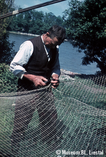 Fischer beim Knüpfen der Netze