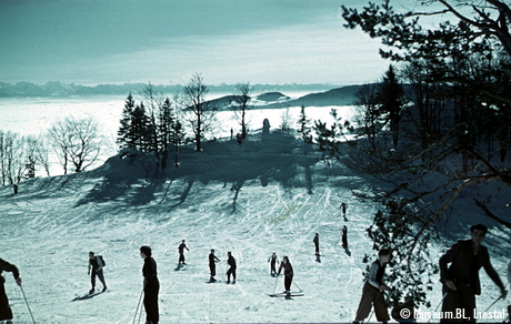 Skifahrende auf dem Kellenköpfli ob Waldenburg, 1944