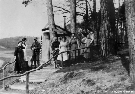 Frauen und Soldaten bei einem Biel-Benkener Wachtposten