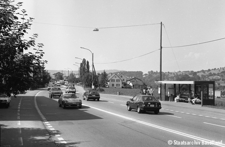 Autoverkehr auf der Rheinstrasse, 1982