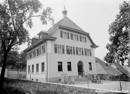 Schulhaus in Schönenbuch