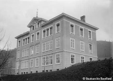 Schulhaus in Oberdorf