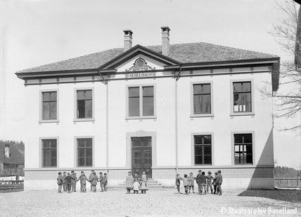 Schulhaus in Reinach