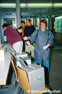 Blick in ein Stimmlokal, 1999